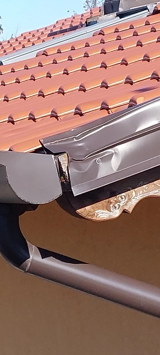 Damaged roof gutter (79128)