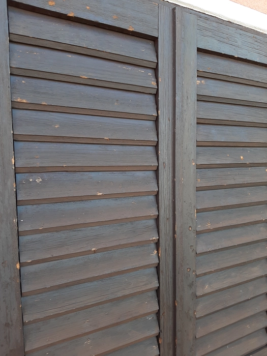 Weathered wooden shutters (85331)