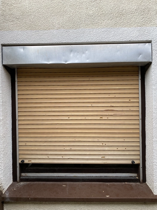 Damaged window shutter (62471)