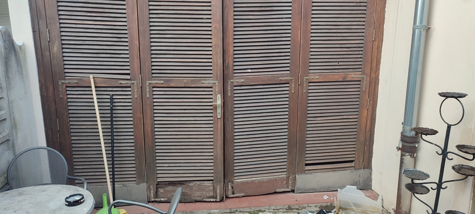 Wooden shutter door maintenance (88132)