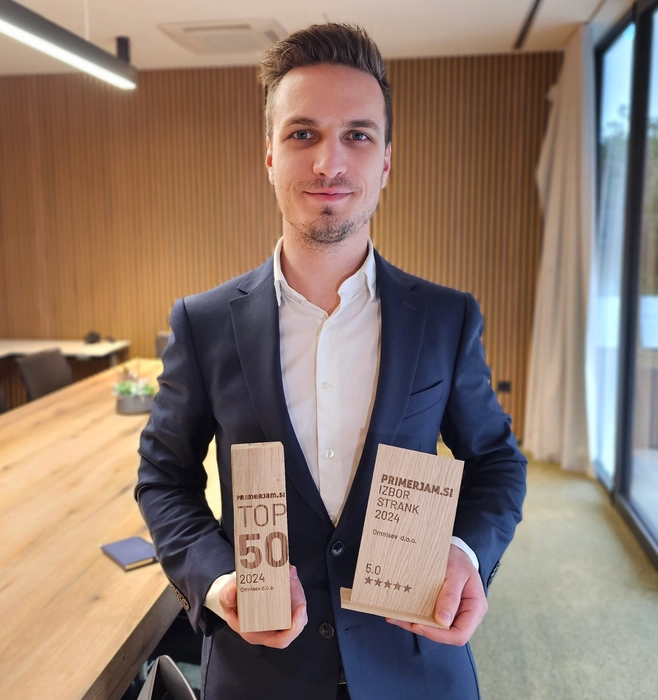 Severin Jarh, direktor podjetja za solarne sisteme Omnisev, z nagradama Izbor strank in Top 50 platforme Primerjam.si.